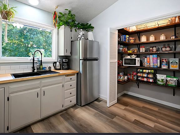 5th image of 911 Greers Ferry Rd