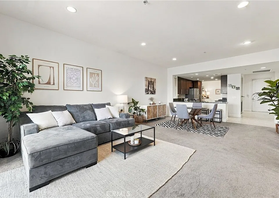 300 E 4th St #122