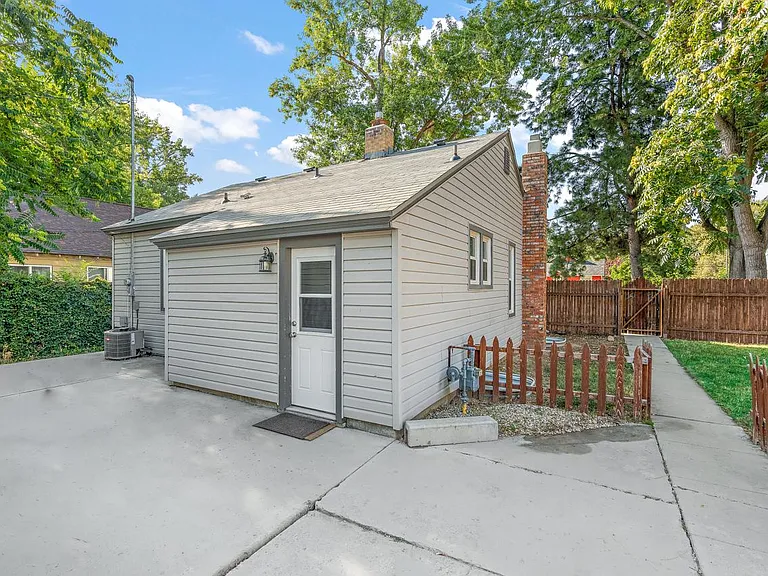 4426 W Irving St — Photo 31