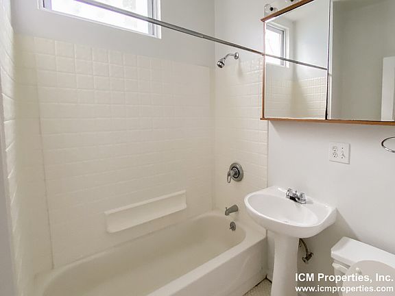 4th image of 3250 N Lakewood Ave APT 2F