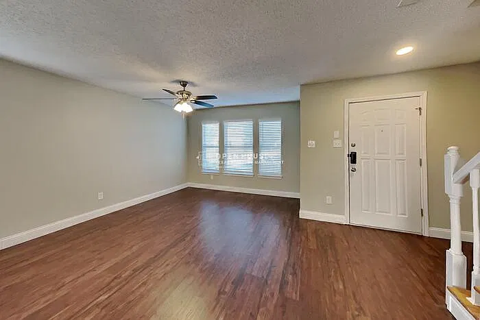 3 bed, 2.5 bath, 2551 sqft, $2,440 — Photo 4