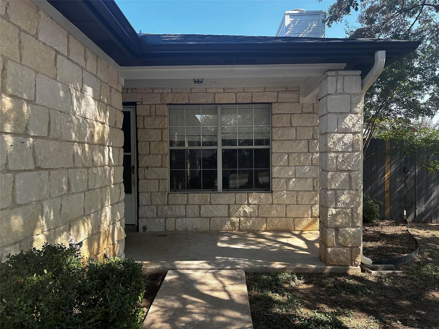 3 bed, 2.0 bath, 1941 sqft, $1,695 — Photo 2