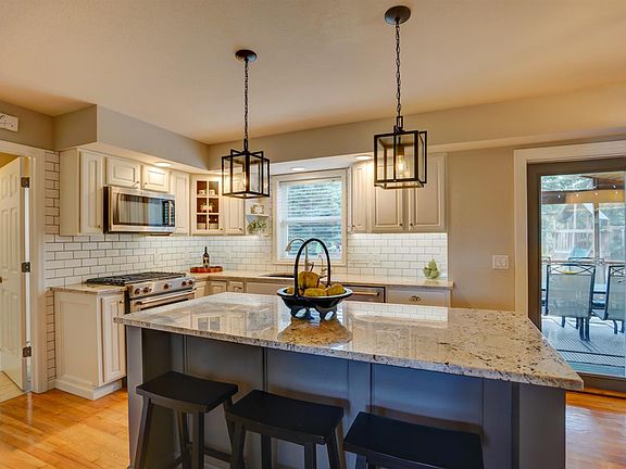 4th image of 2123 Essex Dr