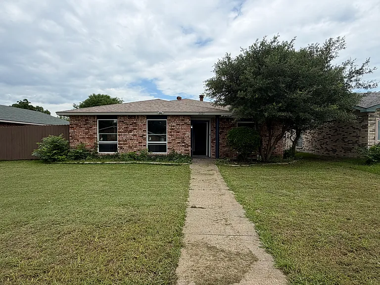 2621 Roman Way — Photo 1