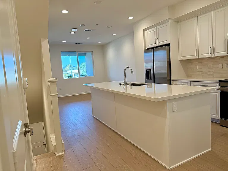 4 bed, 1643 sqft, $4,450 — Photo 4