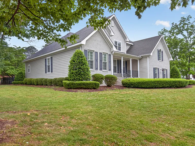 1023 Caton Dr — Photo 3