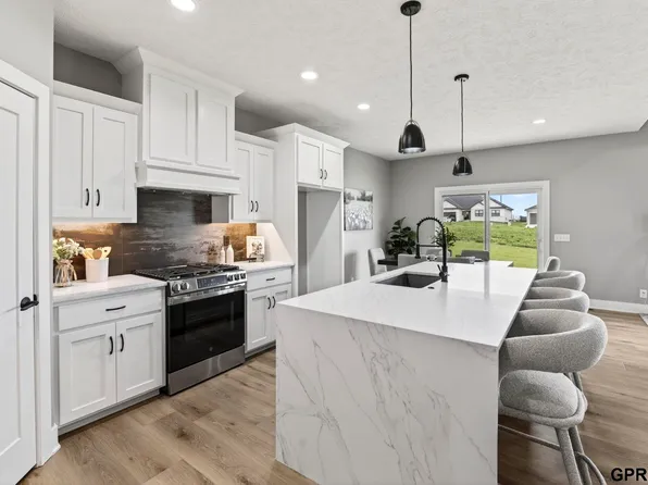 20126 U St, Omaha, NE 68135