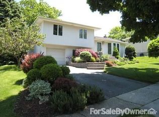 6 Weldon Ln, Old Bethpage, NY 11804