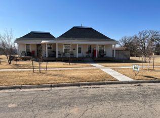 221 N 3rd St, Wakeeney, KS 67672