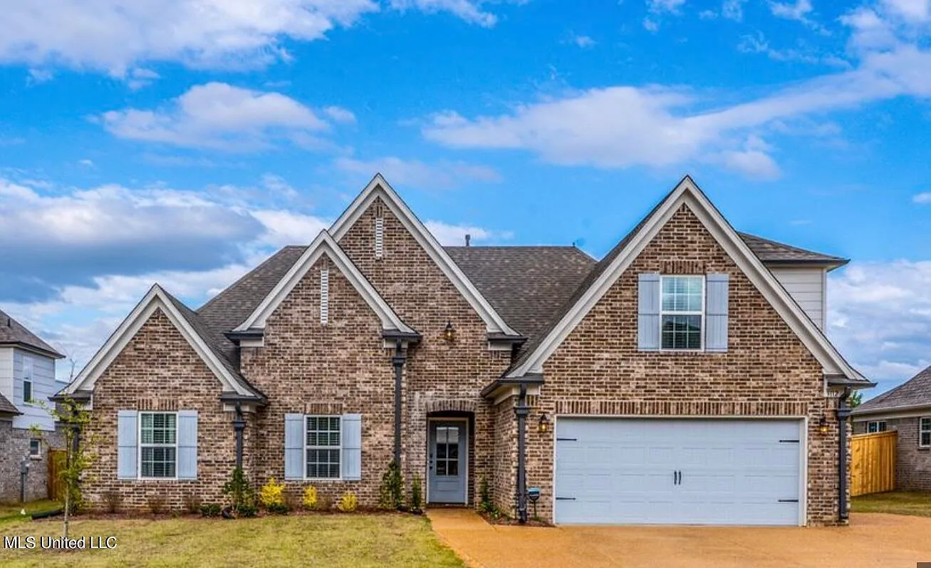 5 bed, 3.0 bath, 2447 sqft, $2,600 — Photo 1