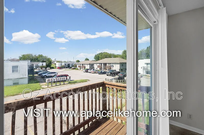 2 bed, 1.0 bath, 750 sqft, $825 — Photo 2