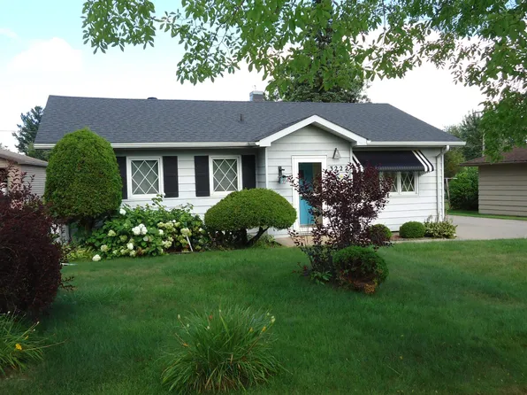 3222 Outer Dr, Hibbing, MN 55746