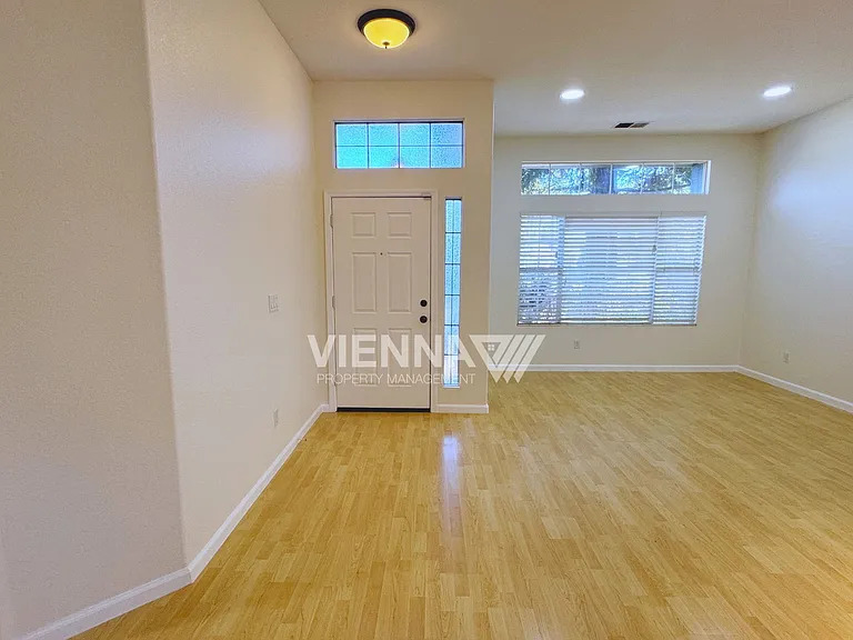 2736 Genesee Dr — Photo 4