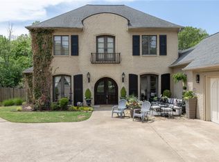 2933 N Acadiana Ct, Fayetteville, AR 72703