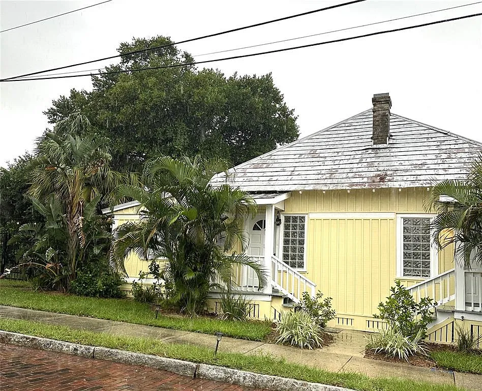 2 bed, 1.0 bath, 1968 sqft, $1,750 — Photo 1