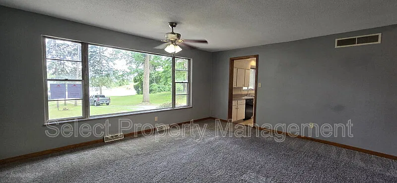 3 bed, 2.0 bath, 2021 sqft, $1,399 — Photo 3