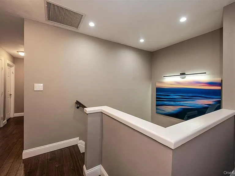 98 Lisa Dr — Photo 4