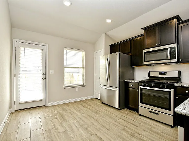 8205 Cottage Rose Dr — Photo 40