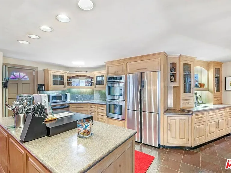 3200 Primera Ave — Photo 8