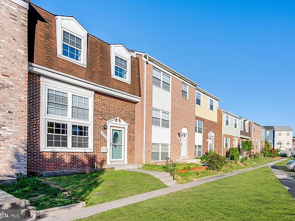 3rd image of 8394 Woodline Ct