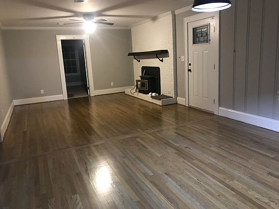 Large living area w/fireplac