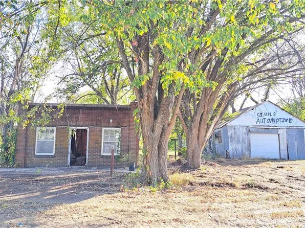 207 E 4th St, Longton, KS 67352