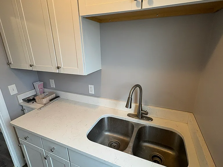 82 Clarence St #3 — Photo 4