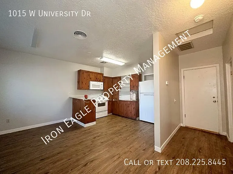 1015 W University Dr — Photo 2
