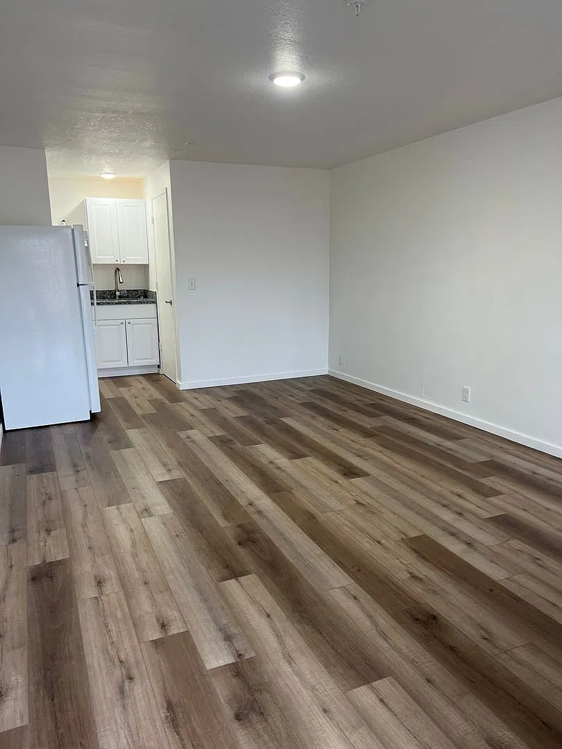 Second Floor Studio Apartment! ALL utilities included! — Photo 1