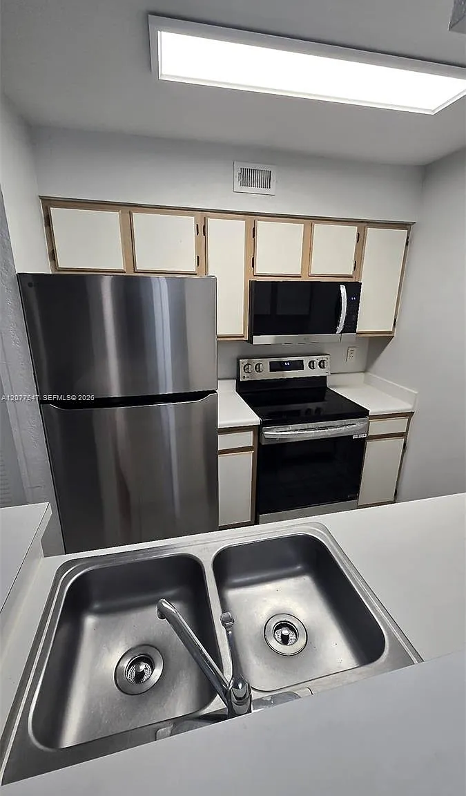 Lakeview Club Condo — Photo 2