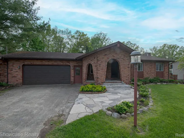 9847 Bloom Hill Dr, Holly, MI 48442