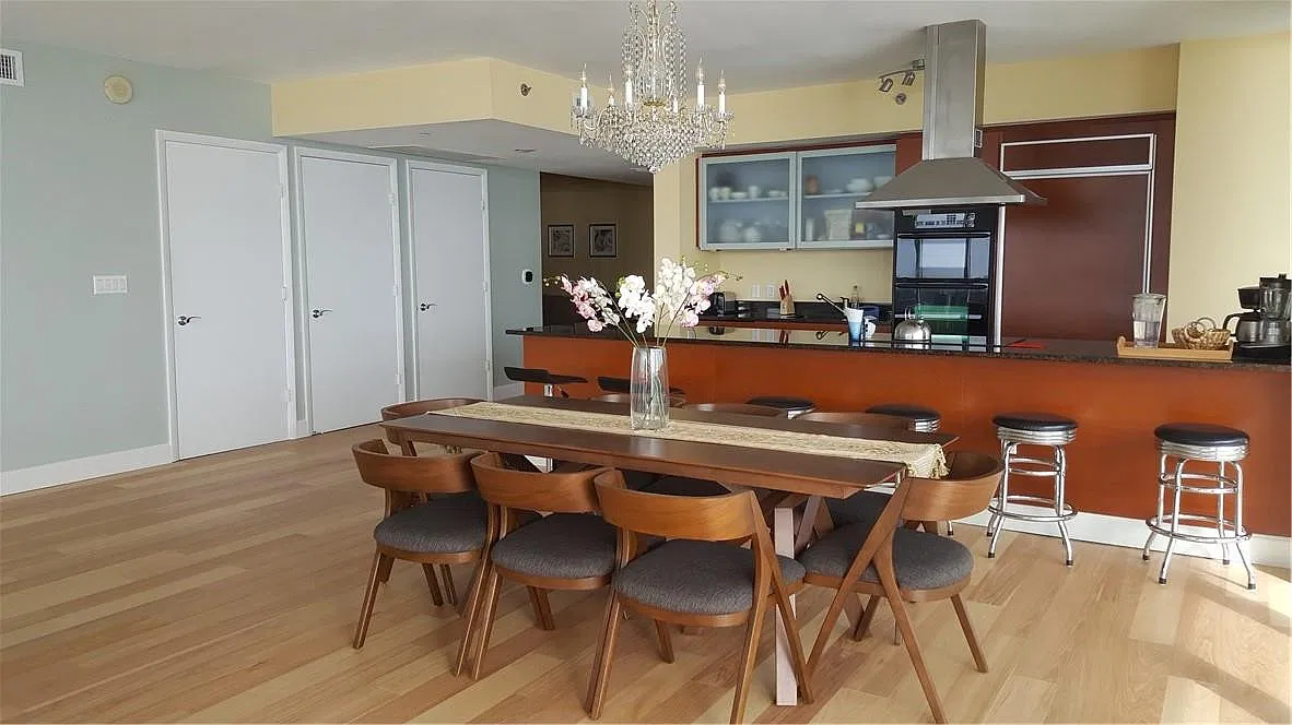 3 bed, 3.0 bath, 2065 sqft, $10,900 — Photo 2