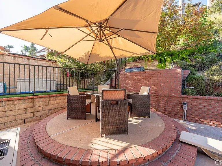 1350 E Tujunga Ave — Photo 50