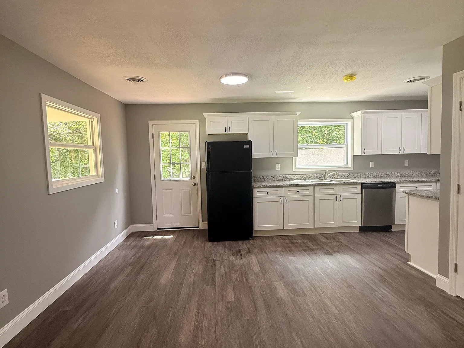 3 bed, 1005 sqft, $1,650 — Photo 4