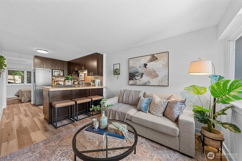 4th image of 752 Bellevue Avenue E #212