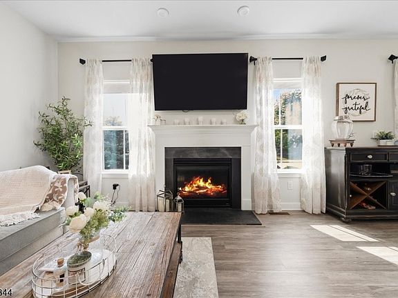 4th image of 14 Cypress Ln