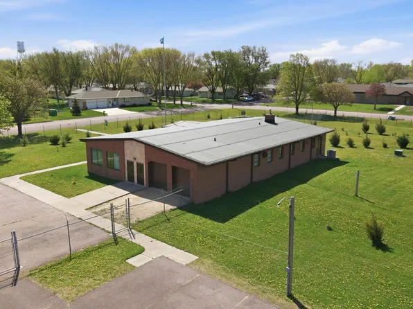 612 N Brown St, Winthrop, MN 55396