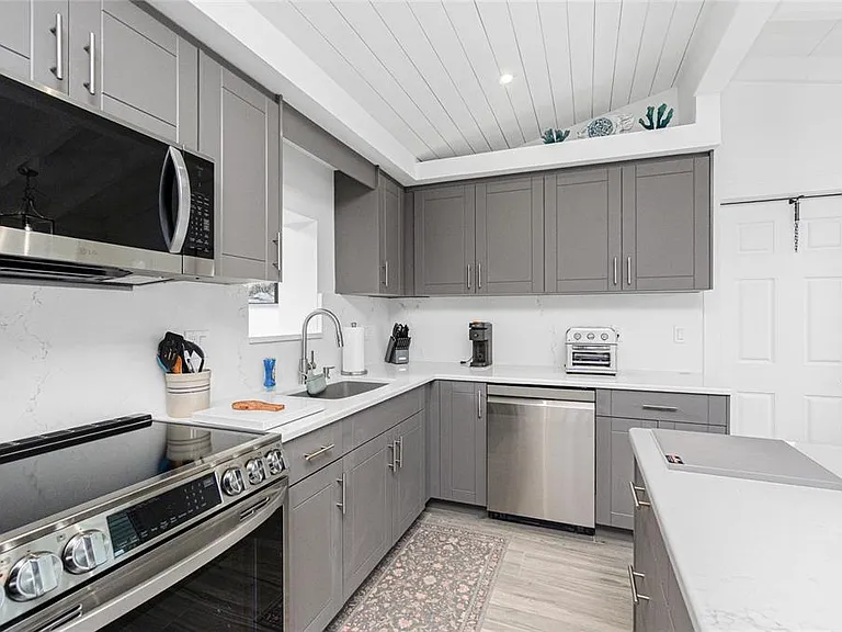 1265 Holiday Dr — Photo 35