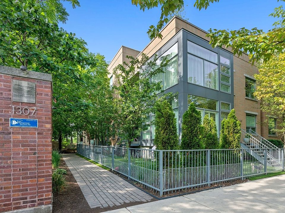 1st image of 1303 W Wrightwood Ave #303
