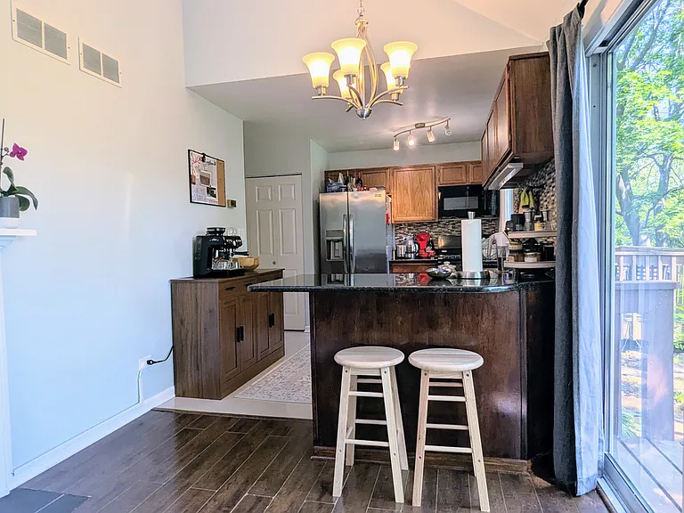 319 W Doral Ct — Photo 5