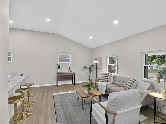 3rd image of 1240 Manor Dr