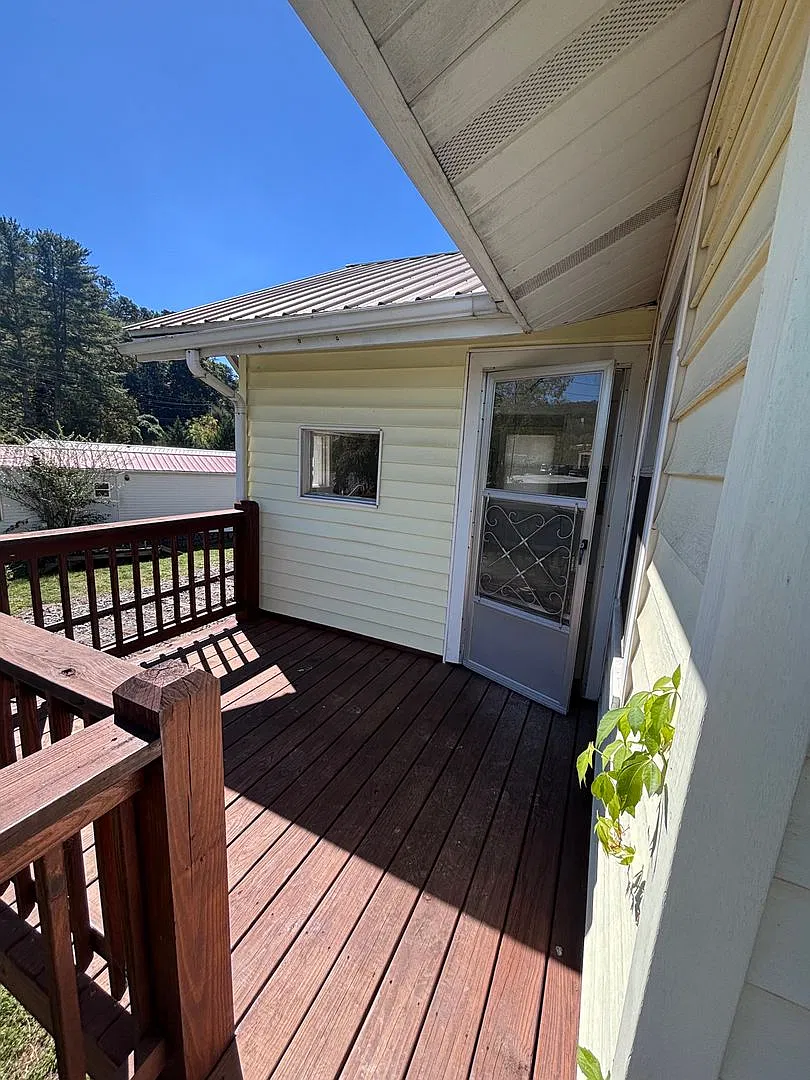 Charming 2-Bedroom Home Near Downtown Sylva All Utilities Included! — Photo 3