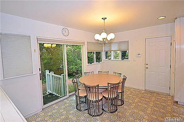 17 Hilltop Dr W — Photo 5