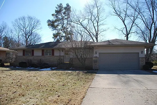 953 Meadowview Dr photo 1