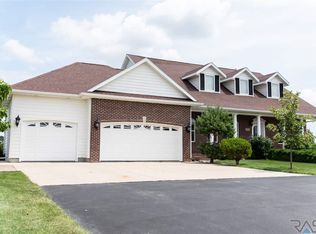 27176 Fairway Pl, Sioux Falls, SD 57108