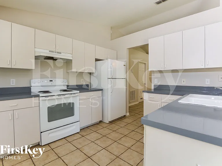 1391 W Blue Springs Ave — Photo 6
