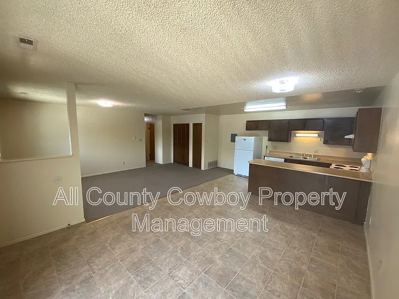 3 bed, 2.0 bath, $1,350 — Photo 2
