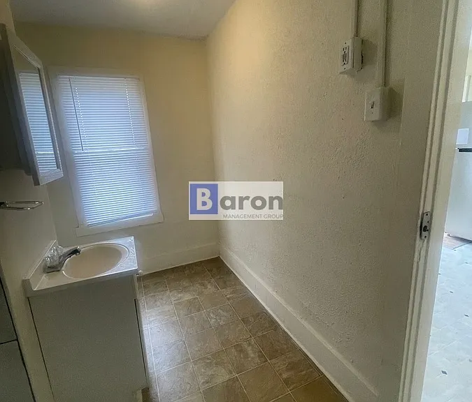 602 E Dayton St #D — Photo 3