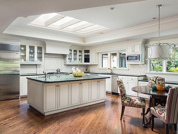 3rd image of 12795 Normandy Ln