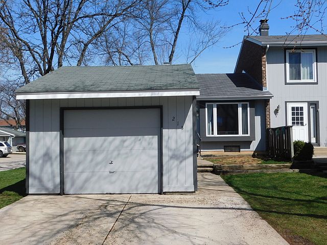 1st image of 215 Pinewood Ln